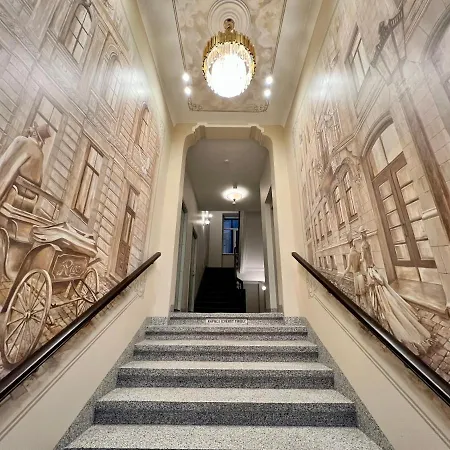 Modern Studio Near Theater!