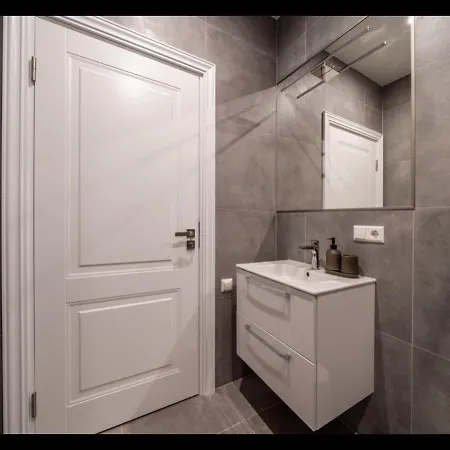 Modern Studio Near Theater! Apartman